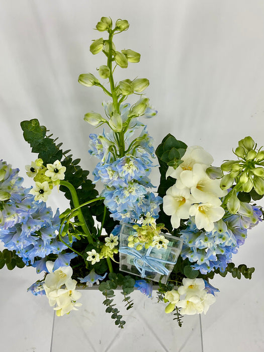 White and Blue Money Arrangement